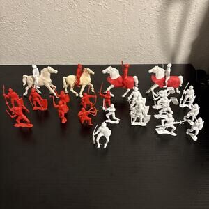 Lot Of 27 vintage plastic toy soldier knights